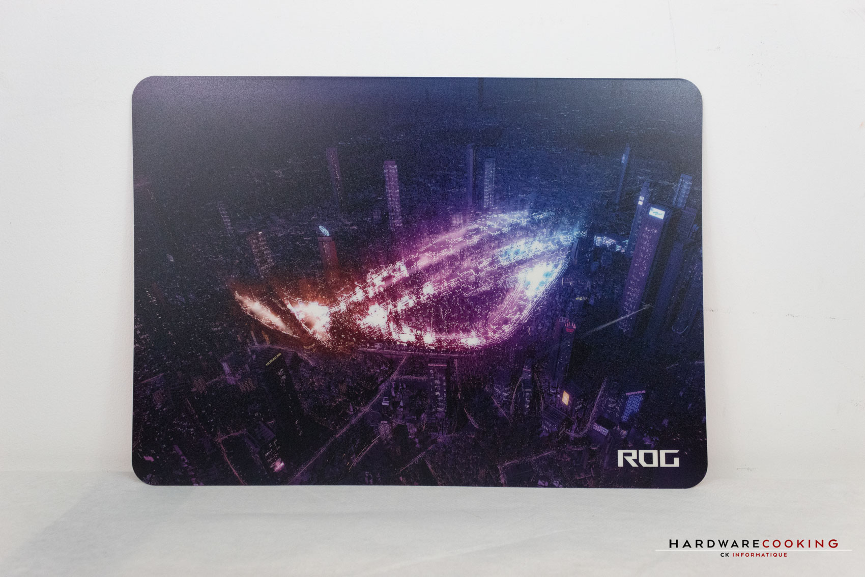ASUS ROG Balteus Qi - Tapis de souris gaming RGB avec technologie de  rechargement sans fil, 15 zones d'éclairage RGB, surface solide, format  portrait, port USB et base antidérapante : : Jeux